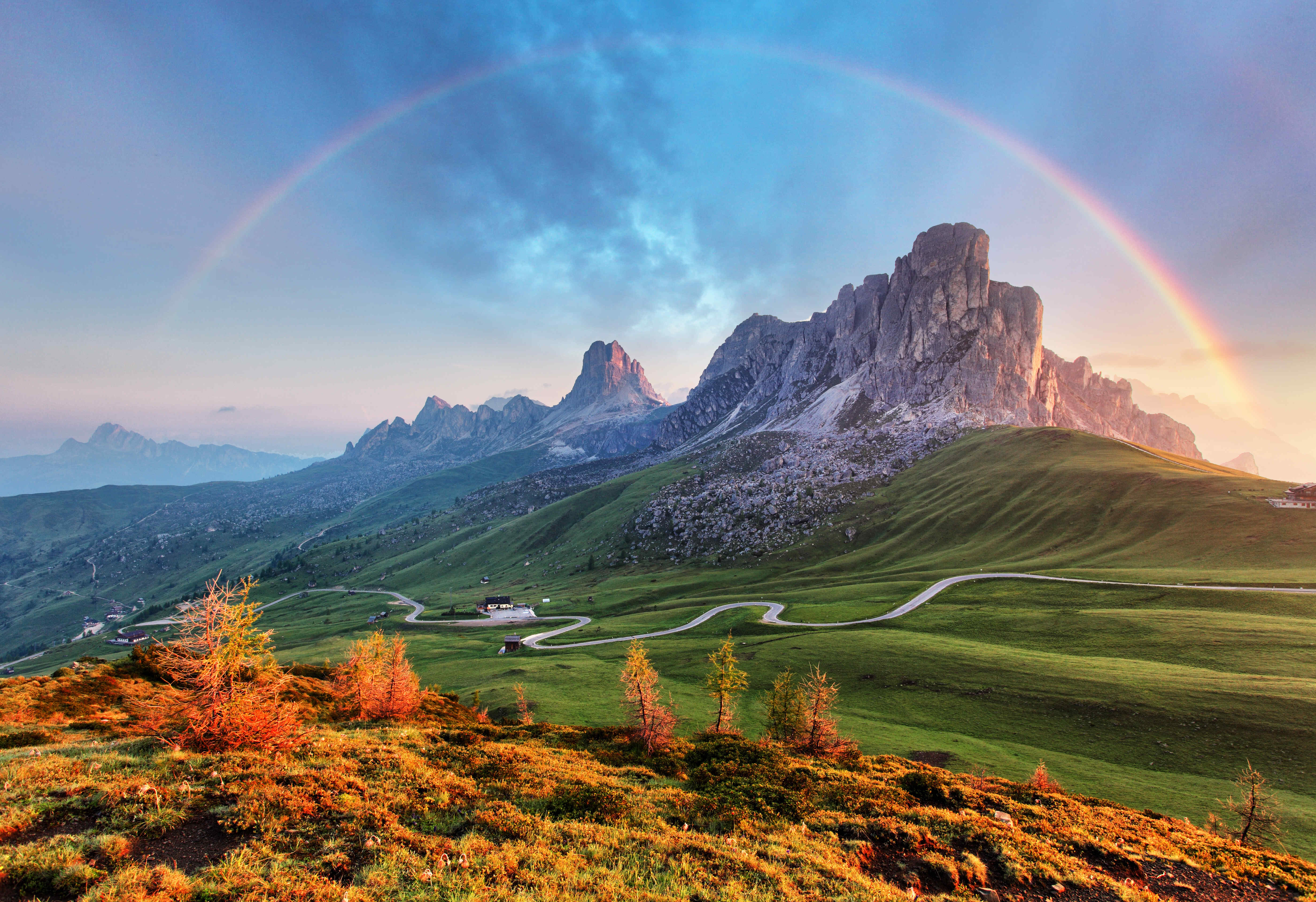 阿尔卑斯山上彩虹摄影图