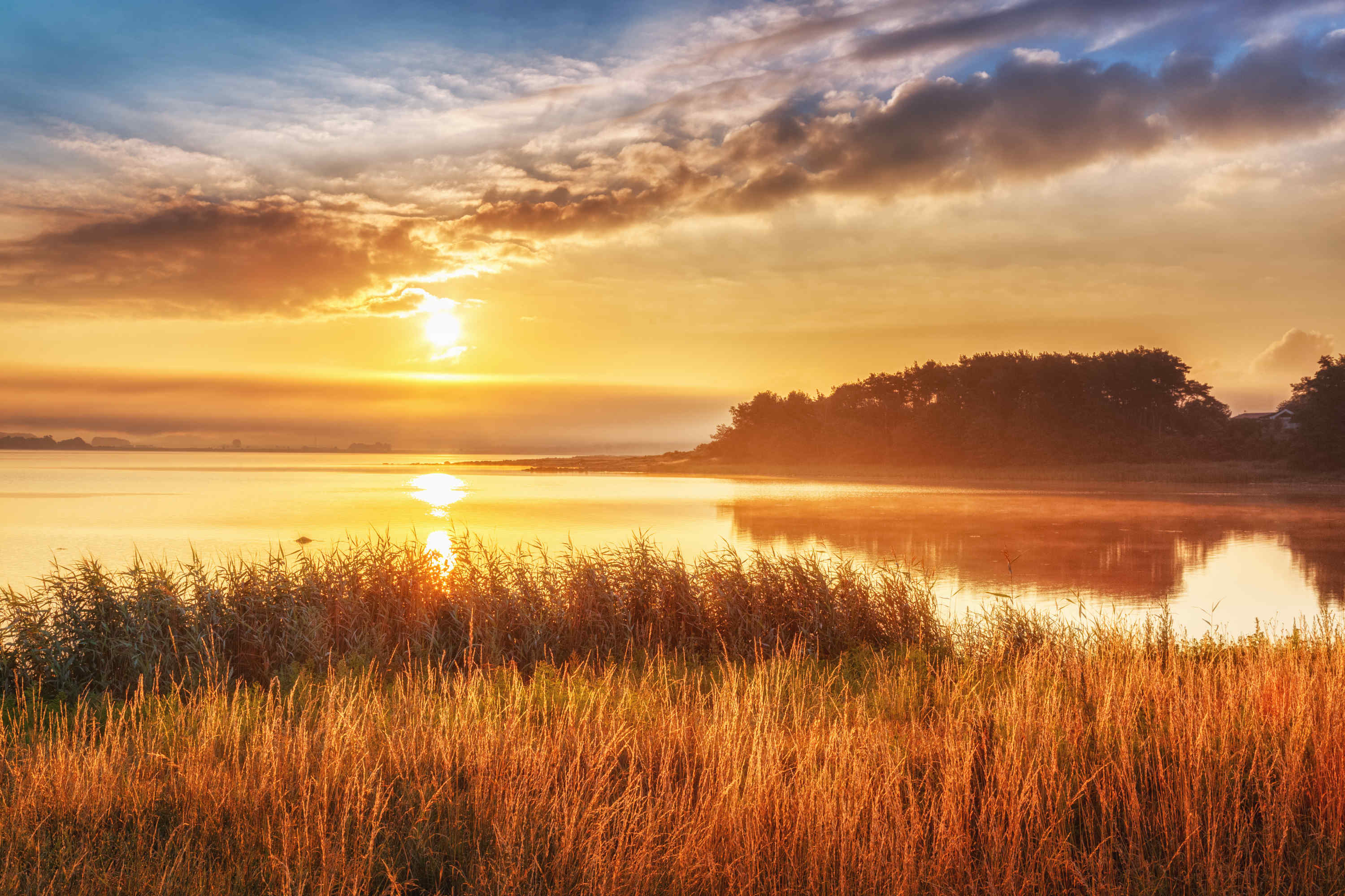 自然风景秋季湖边日落摄影图