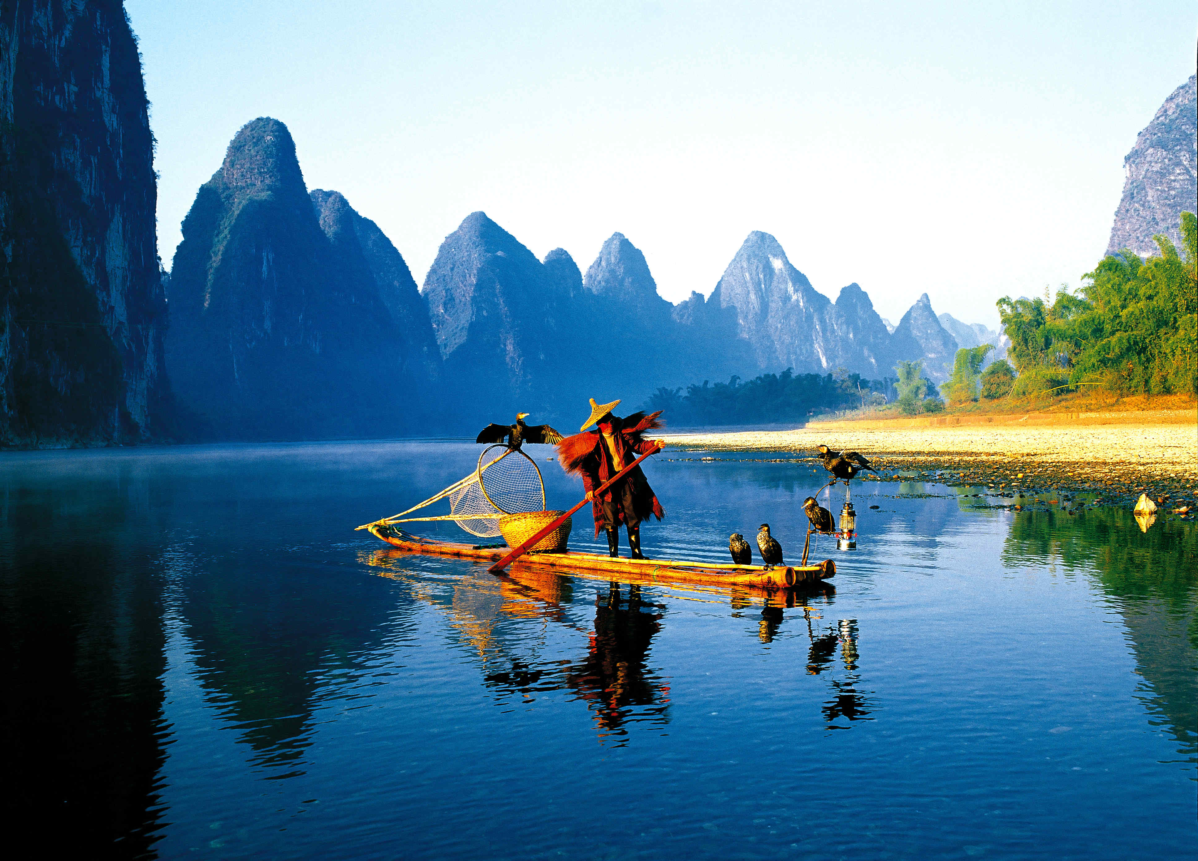 桂林漓江上的渔夫摄影图