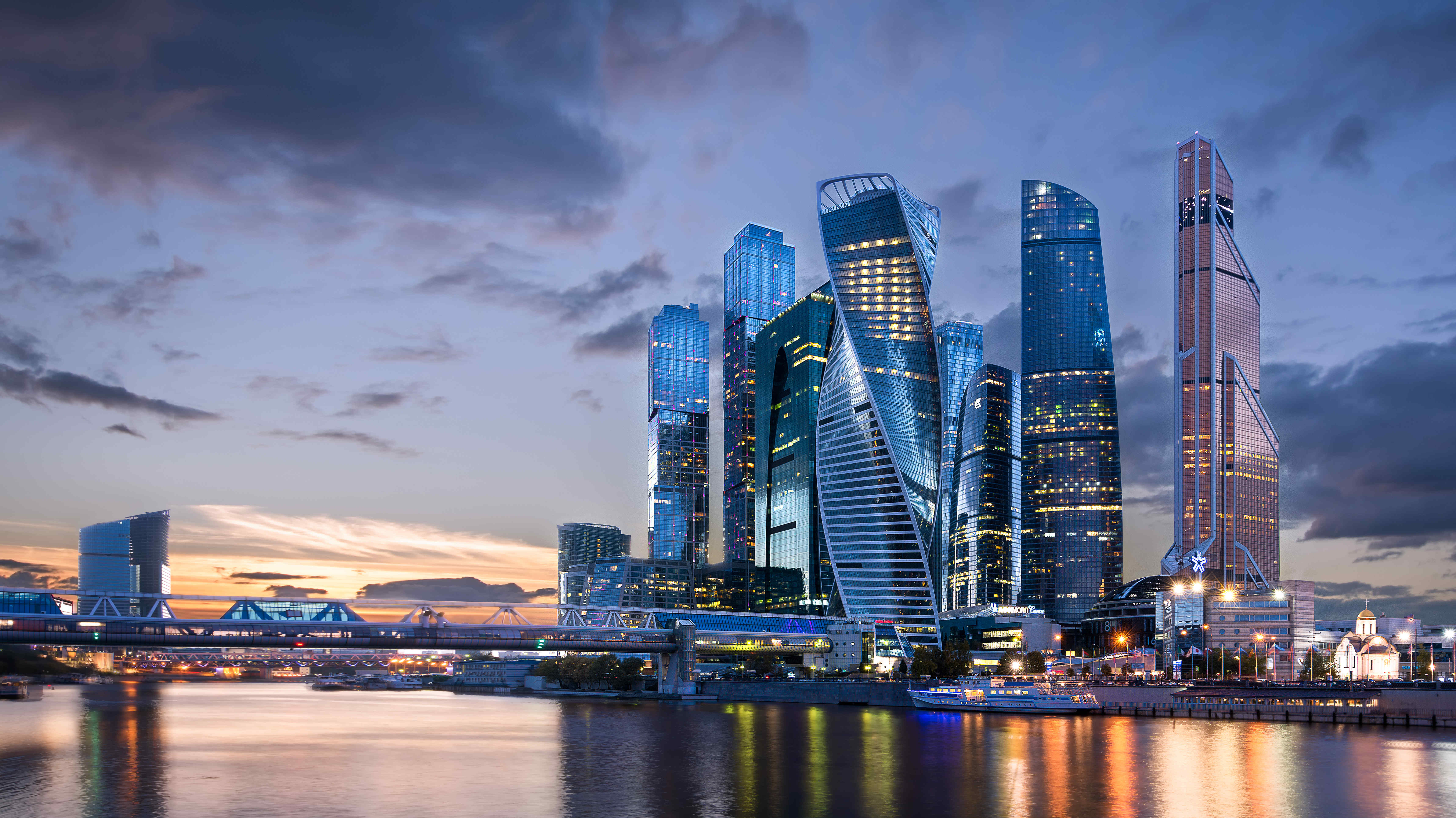 日落时分的莫斯科国际商务中心摄影图